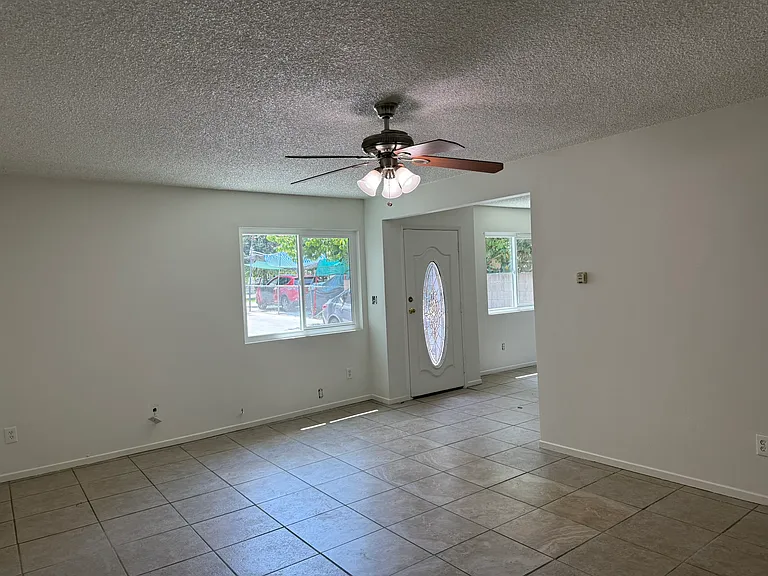 2545 Lime St — Photo 4
