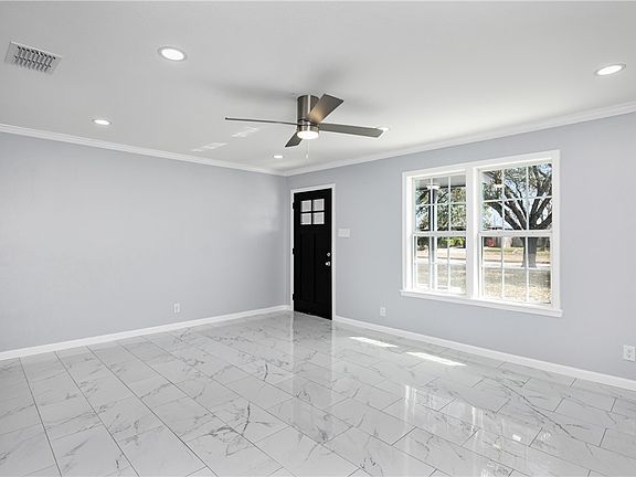 4th image of 615 E Ligustrum Blvd