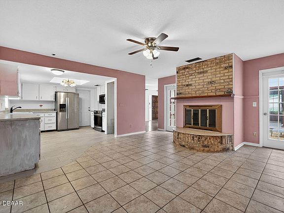3rd image of 1660 E Shangri La Dr