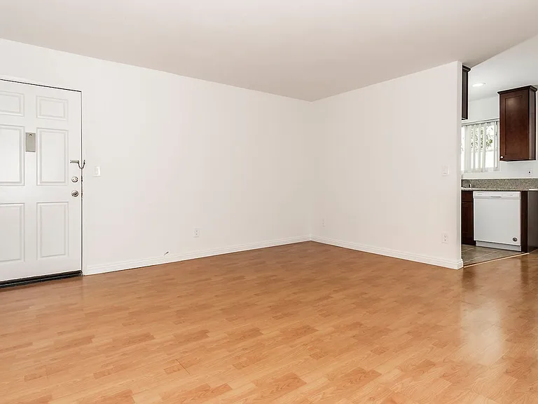 321 N Cedar St — Photo 31