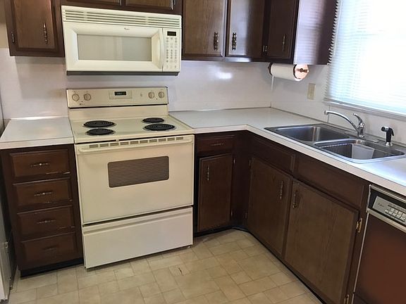3rd image of 824 Oakdale Rd