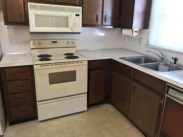 824 Oakdale Rd — Photo 3