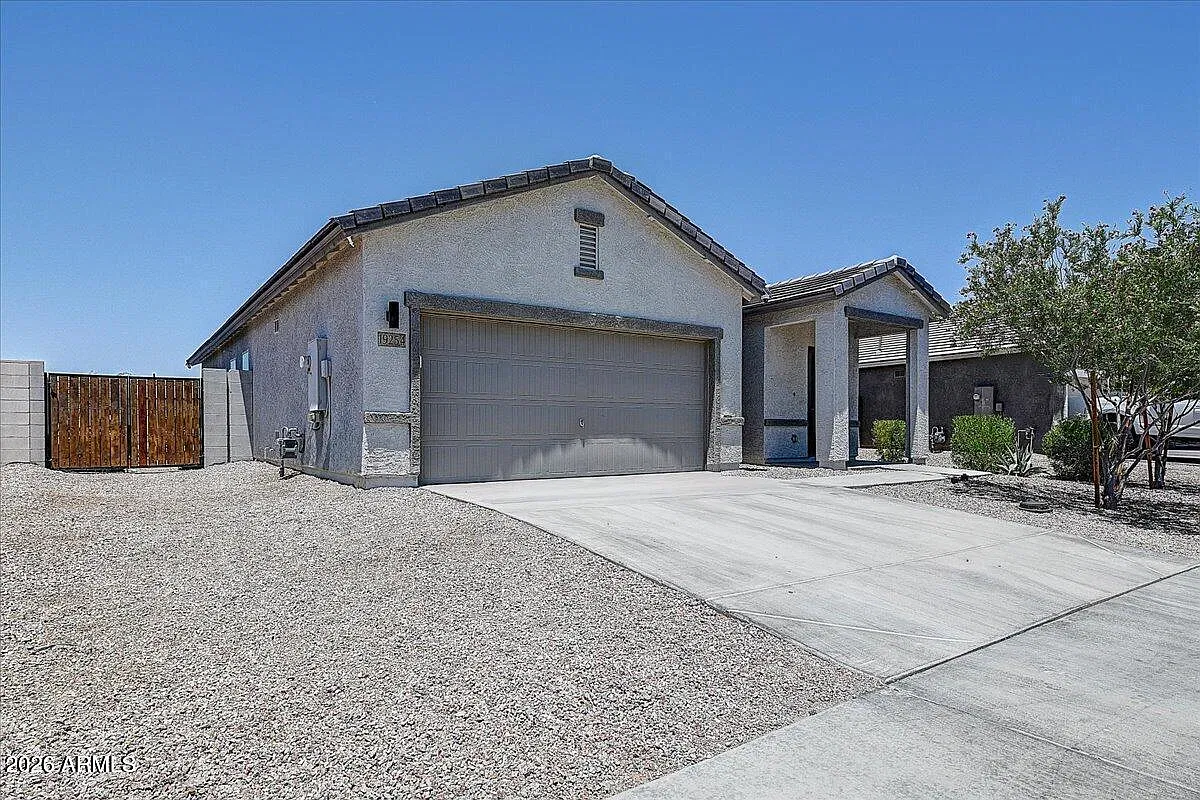 3 bed, 2.0 bath, 1401 sqft, $1,898 — Photo 3