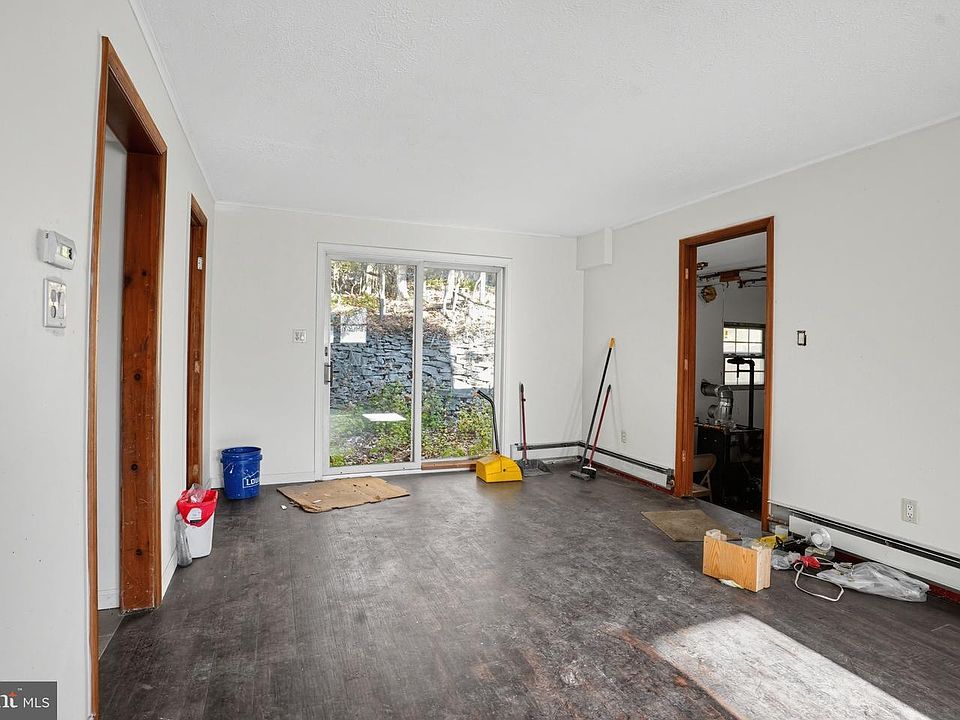 10th image of 10 Hemlock Rd
