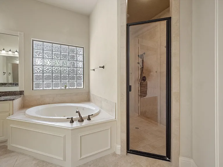 10941 Yorkshire Ln — Photo 24