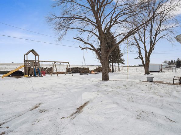 1880 Honey Creek Rd, Manchester, IA 52057