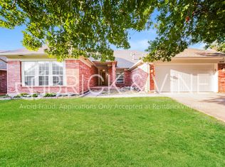 11828 SW 2nd St, Yukon, OK 73099