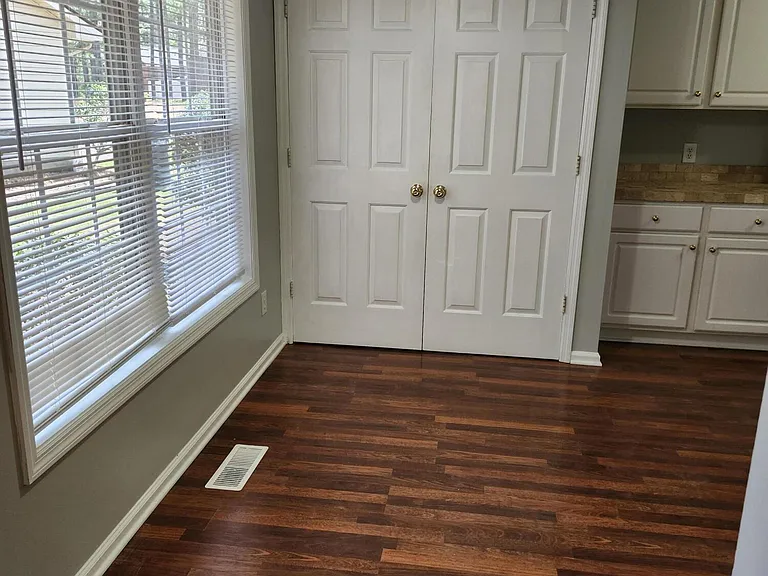 370 Sandhills Cir — Photo 8