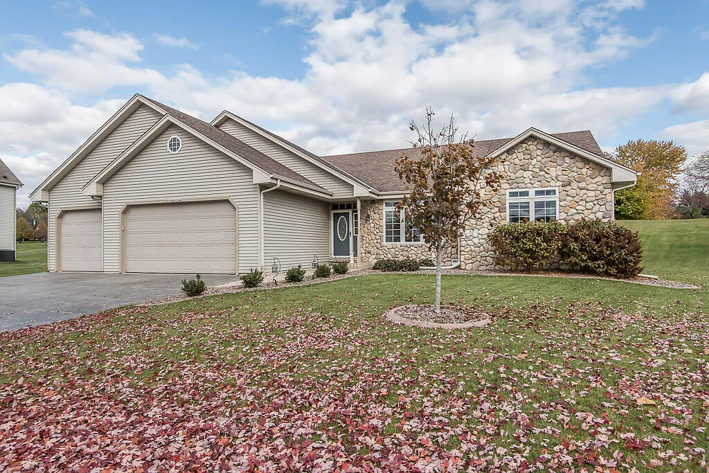 W172N10144 Woodbridge Ln photo 1