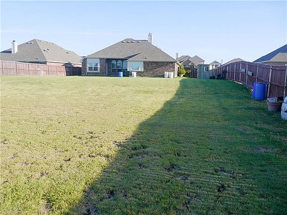 4th image of 1205 Camelot Dr