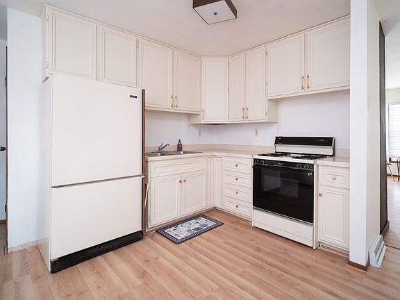 4th image of 2247 Forest View Rd