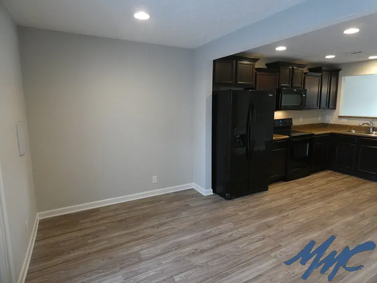 1423 Clydesdale St — Photo 10