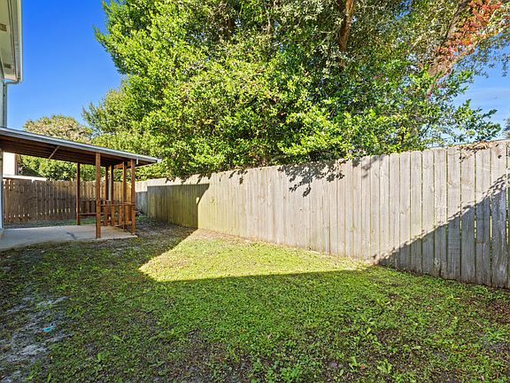 5th image of 212 Woodland Park Cir
