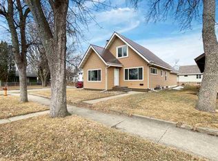 922 7th Ave NW, Minot, ND 58703