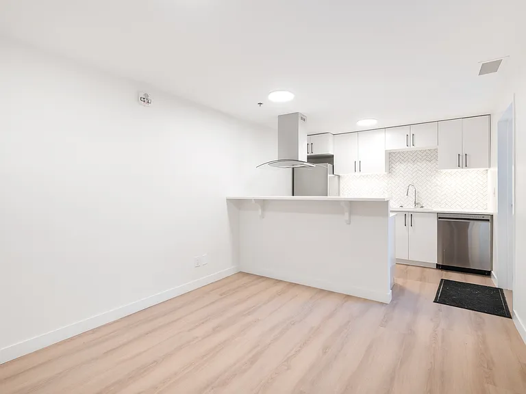 260 Wellington Cres #11 — Photo 2
