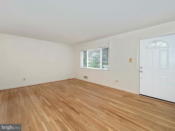 3rd image of 4420 Ives St