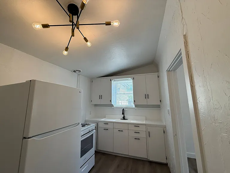 239 N Warren Ave — Photo 77