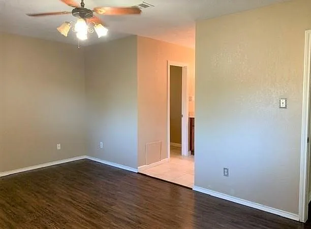 2123 Williamsburg Ct S — Photo 11