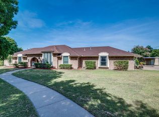 211 Oak Creek Dr, Waxahachie, TX 75165