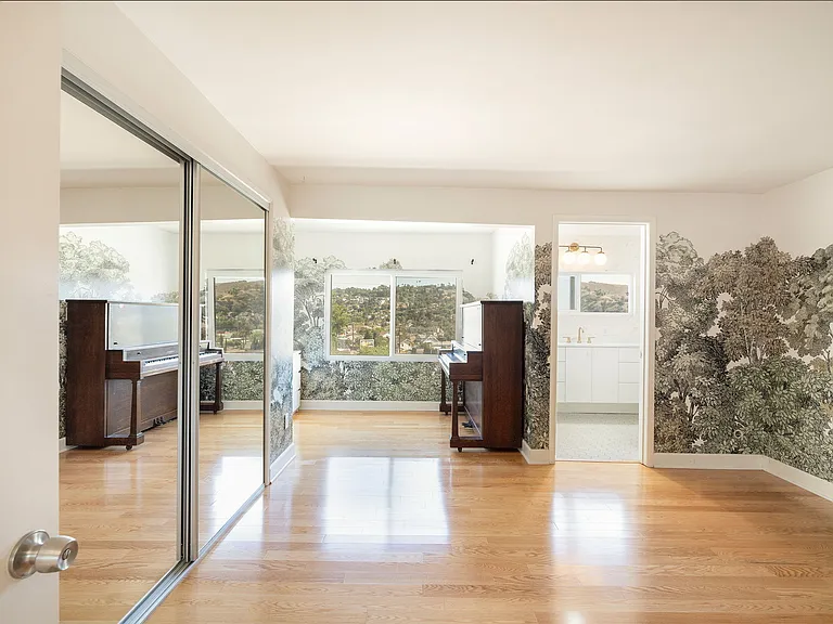 339 Isabel St — Photo 17