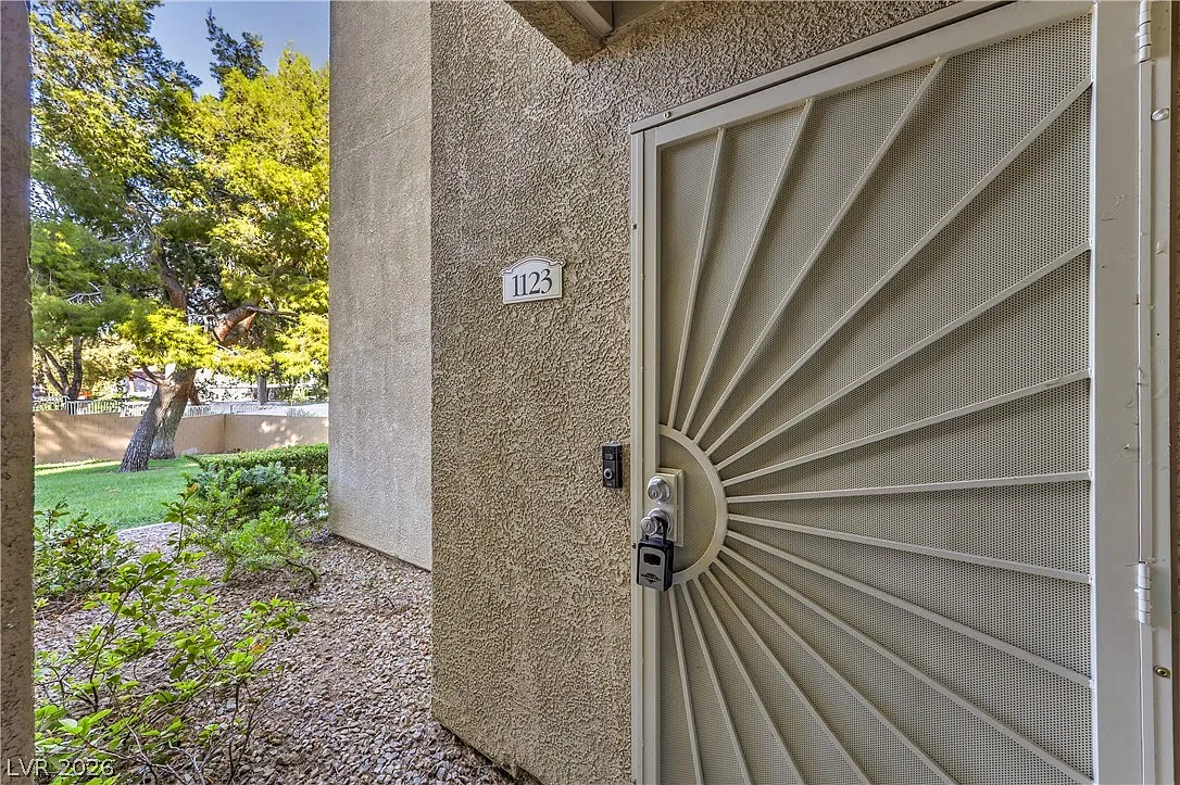 2 bed, 2.0 bath, 981 sqft, $1,430 — Photo 2