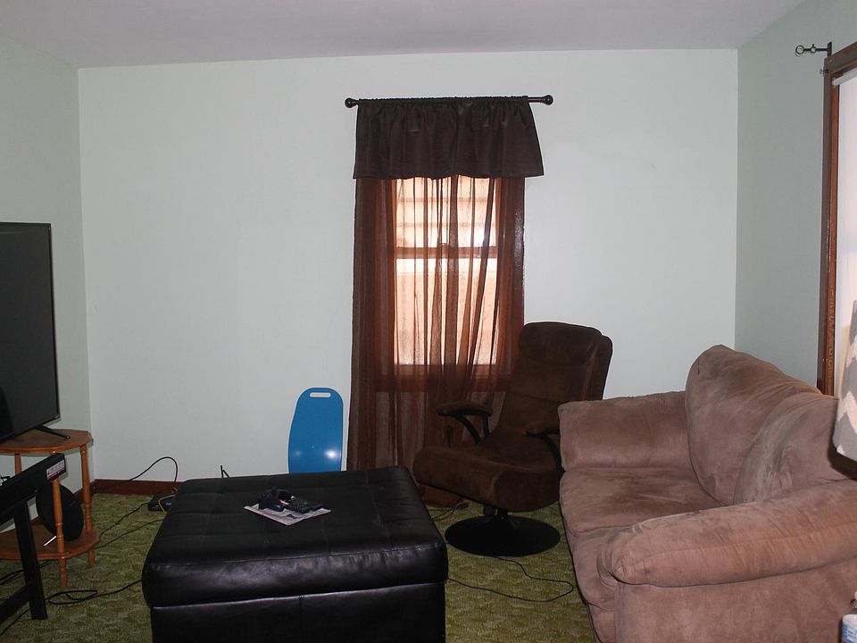 2nd image of 911 5th St SE