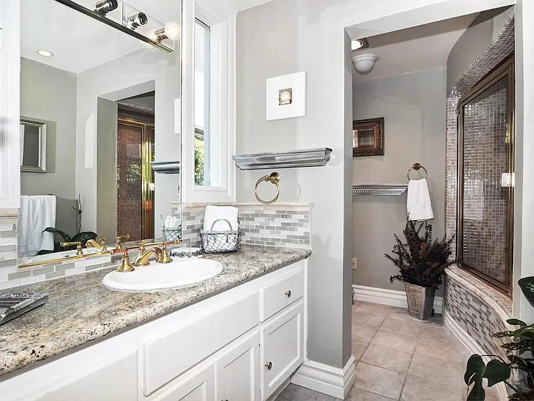 Third master en suite bathroom