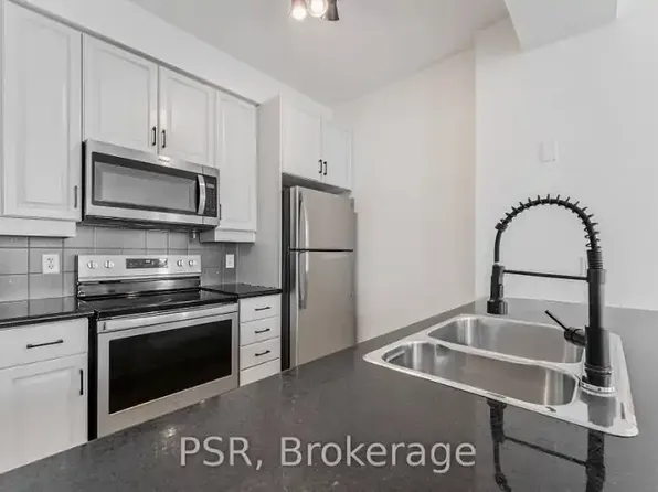 9 Boardwalk Dr #423, Toronto, ON M4L 6T1
