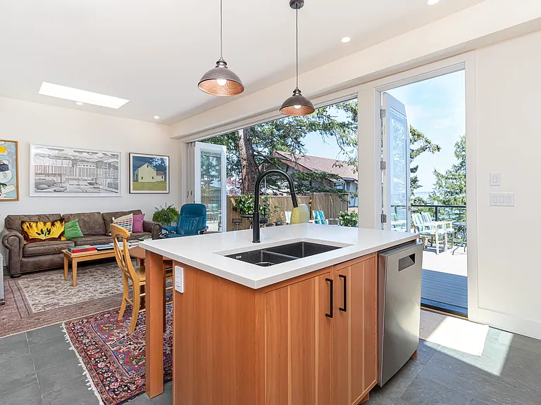 4901 Cordova Bay Rd — Photo 6