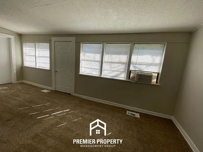 696 N Willett St — Photo 10