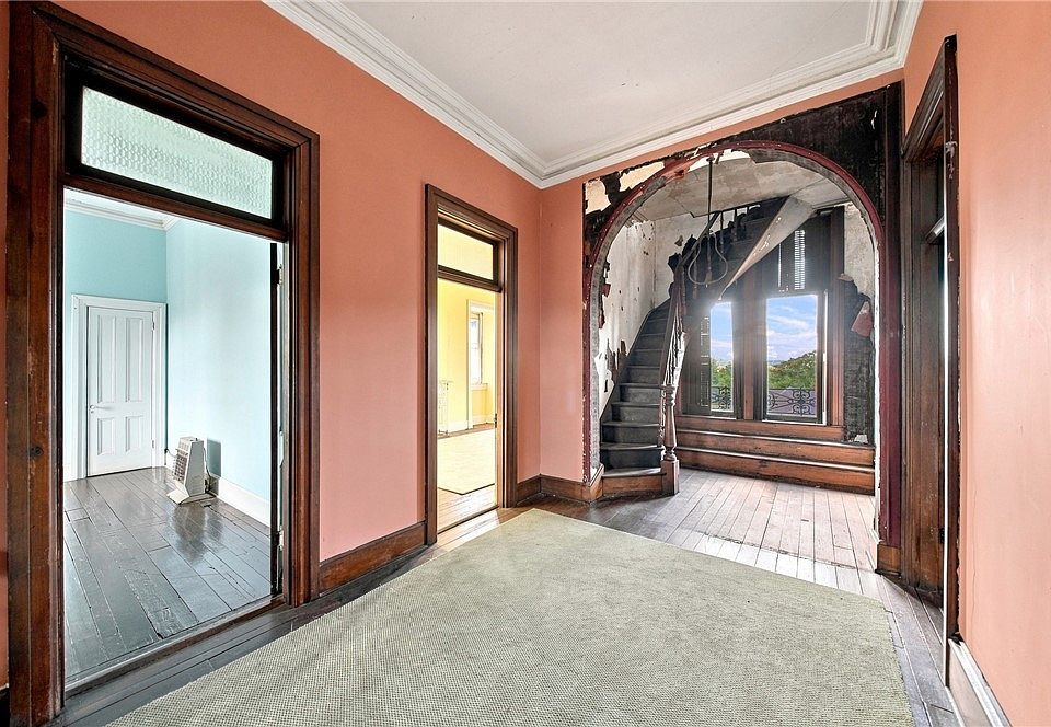 31st image of 904 Juliana St