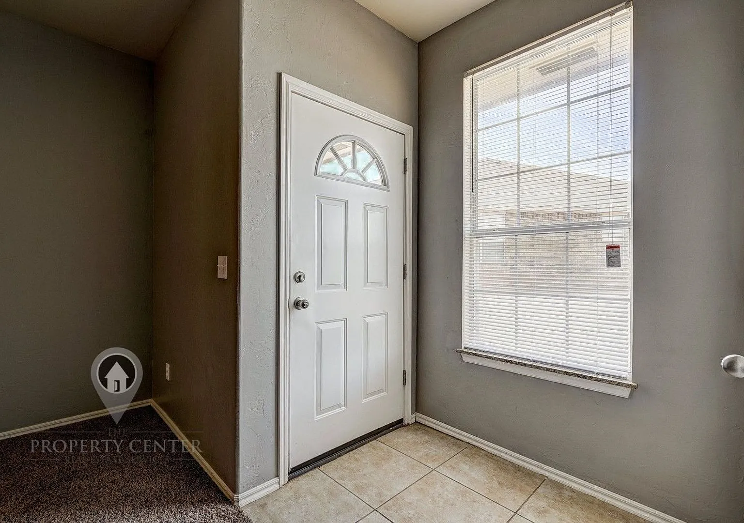 Adorable 3 bed 2 bath duplex in Yukon! — Photo 4