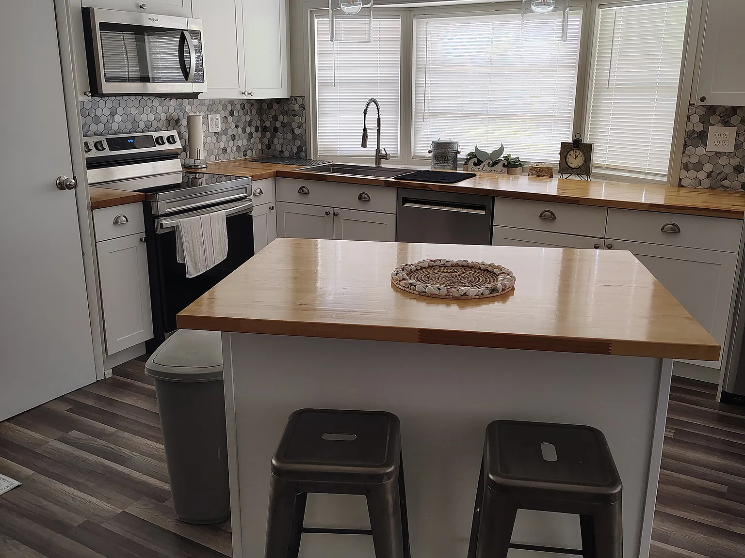 2 bed, 968 sqft, $2,400 — Photo 4
