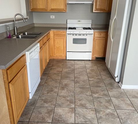 kitchen with refrigerator, stove,dishwasher