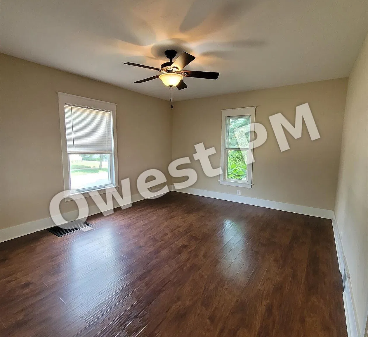 932 Crescent NE — Photo 2