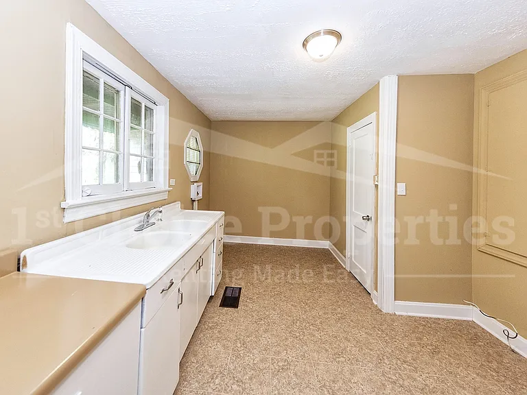 2117 3rd St NE — Photo 9