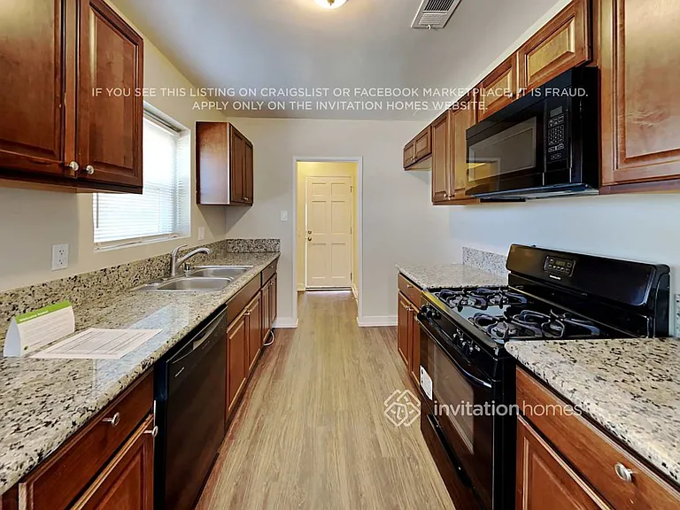 6556 Beeman Ave — Photo 8