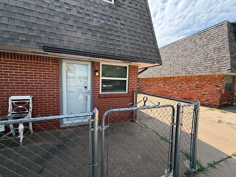 2614 Elwood Dr — Photo 3