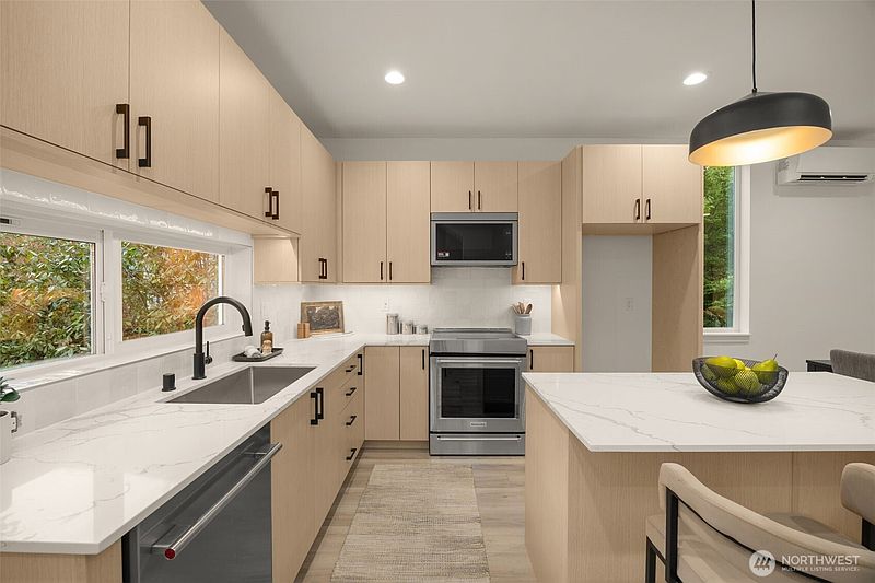 2nd image of 821 B 17th Avenue