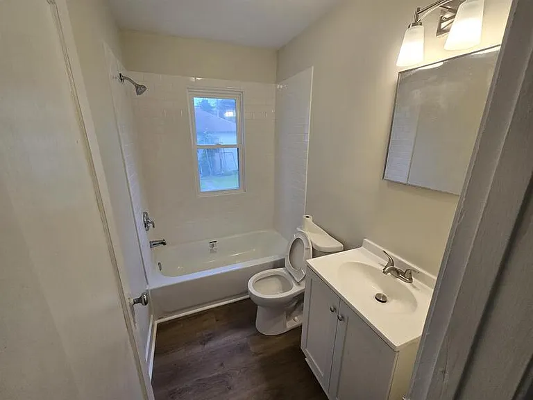 1327 N Chester Ave — Photo 5