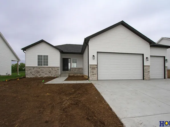 300 Kristi Ln, Hickman, NE 68372