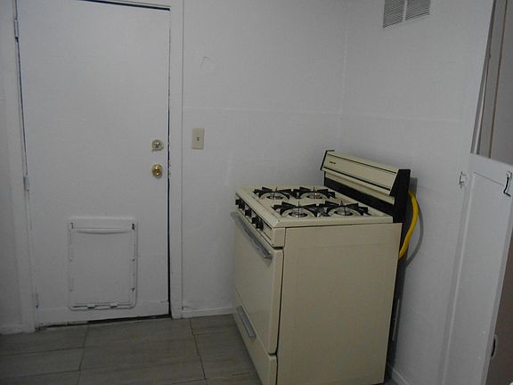 The stove is a Magic Chef, top of the line.