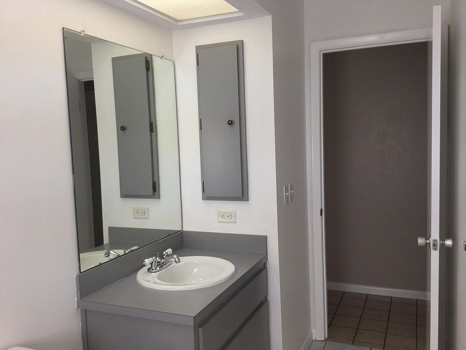 1st image of 3260 N Tamarisk Ave