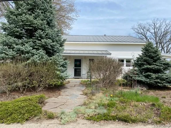 4682 Rockcroft Blvd, Clarkston, MI 48346