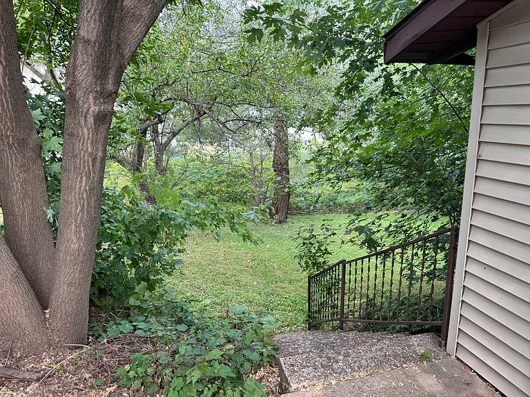 179 Grandview Ave W — Photo 36
