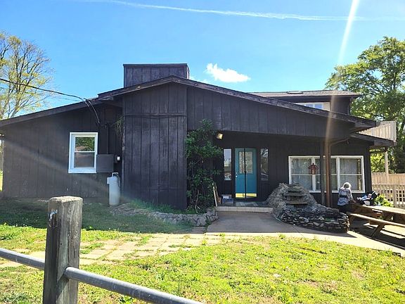 2nd image of 215 Bluff Rd