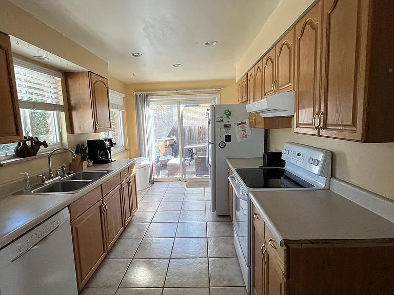 1552 S Everett St — Photo 11