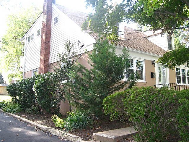 2nd image of 625-27 Gates St