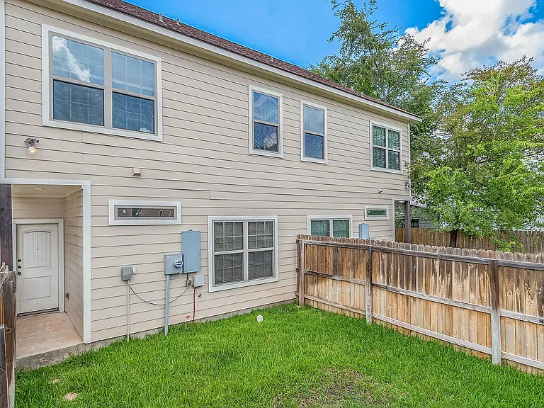 304 Live Oak St — Photo 16