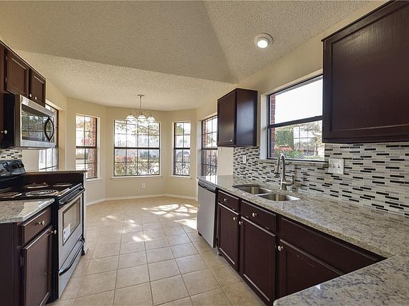 5th image of 915 W Lynn Creek Dr